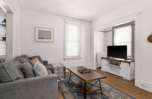 Superior Apartment | 2BR Near Duluth + Walk to Tower Ave + Free Parking