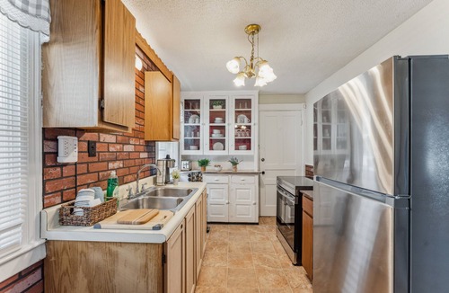 Niagara Falls House | 2BR Near Niagara Falls Parking + WiFi
