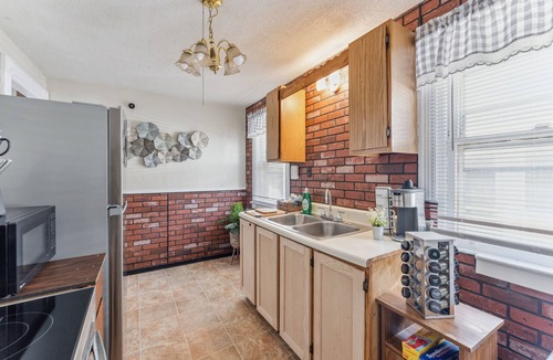 Niagara Falls House | 2BR Near Niagara Falls Parking + WiFi