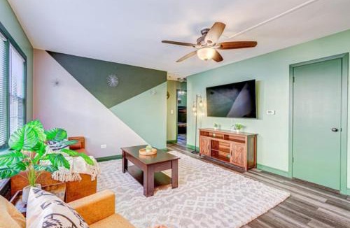 Elmwood Park Apartment | 2BR Near OHare Oak Park Coffee Nook