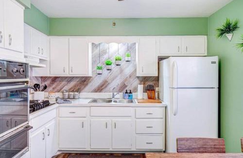 Elmwood Park Apartment | 2BR Near OHare Oak Park Coffee Nook