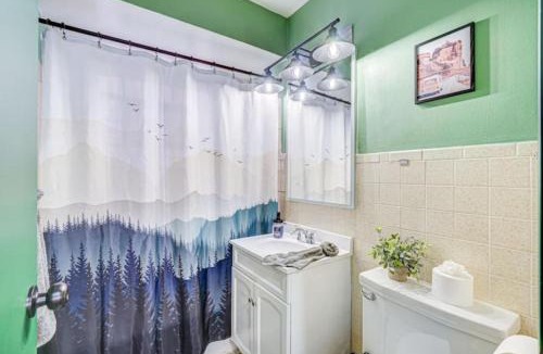 Elmwood Park Apartment | 2BR Near OHare Oak Park Coffee Nook