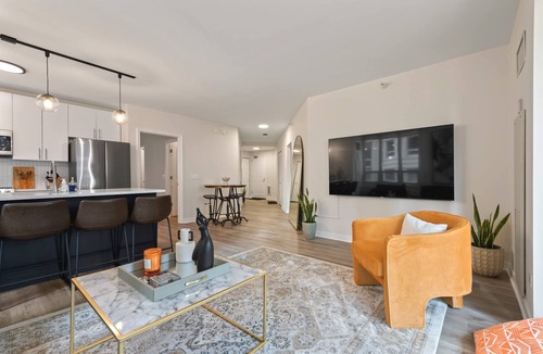 Rush and Division Apartment | 2BR near Riverwalk + downtown access