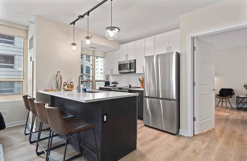 Rush and Division Apartment | 2BR near Riverwalk + downtown access