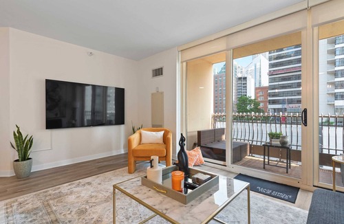 Rush and Division Apartment | 2BR near Riverwalk + downtown access