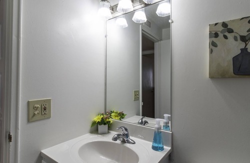 Riverside Apartment | 2BR Pet-Friendly Apt w. Pool/Gym