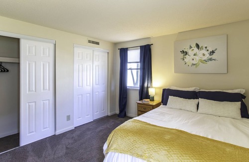 Riverside Apartment | 2BR Pet-Friendly Apt w. Pool/Gym