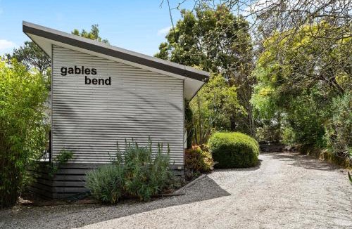 Daylesford House | 2BR plus Studio Pool & Spa Sleeps 8