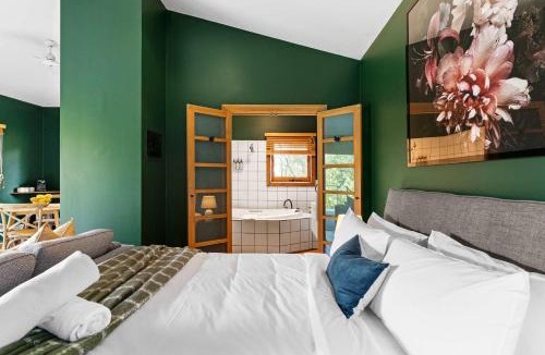 Daylesford House | 2BR plus Studio Pool & Spa Sleeps 8