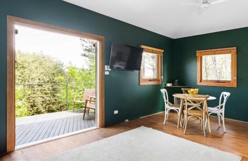 Daylesford House | 2BR plus Studio Pool & Spa Sleeps 8