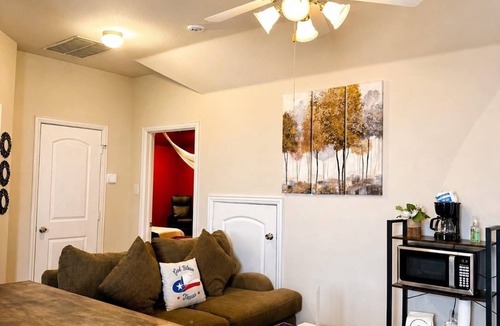 Original Town House | 2BR Private Guest Suite Near Carrollton Dining