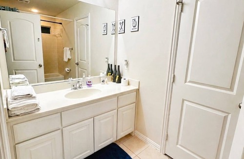 Original Town House | 2BR Private Guest Suite Near Carrollton Dining