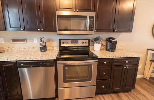 Meadow Lakes House | 2BR Private Suite w/Full Kitchen & Laundry!