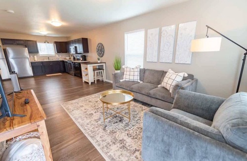 Meadow Lakes House | 2BR Private Suite w/Full Kitchen & Laundry!