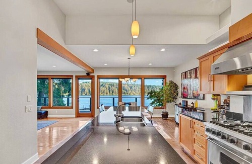 Anacortes House | 2BR Seaside Serenity | Rooftop Bar | Amazing Views