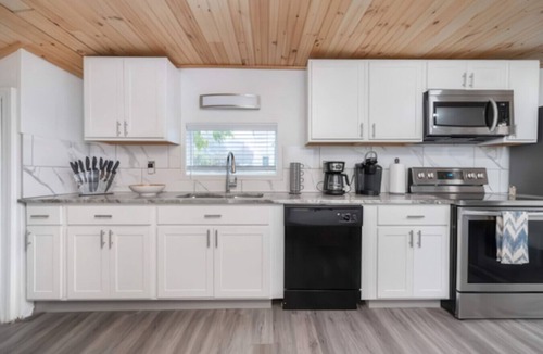 West Irondequoit House | 2BR Shoreside Retreat w/Beach Access & Interiors