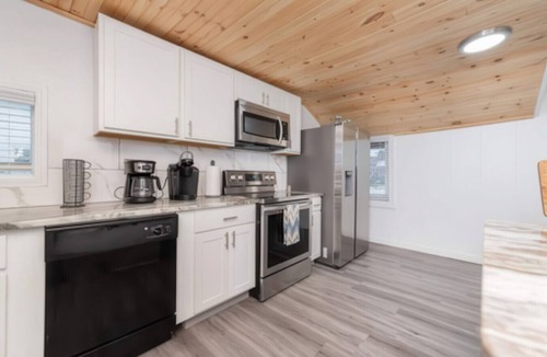 West Irondequoit House | 2BR Shoreside Retreat w/Beach Access & Interiors