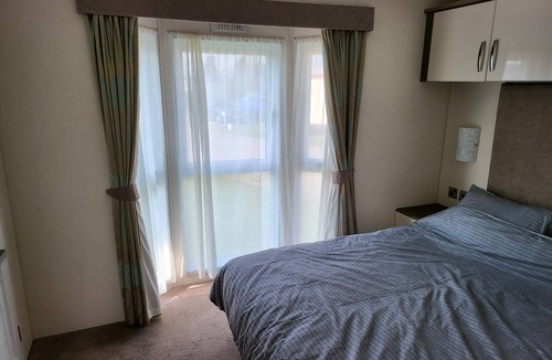 Clacton-on-Sea Cabin | 2BR-Sleeps6-Fireplace-Parking-Patio-Seaside