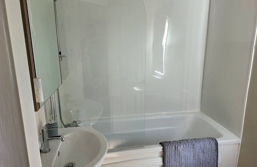 Clacton-on-Sea Cabin | 2BR-Sleeps6-Fireplace-Parking-Patio-Seaside