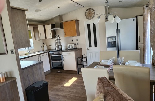 Clacton-on-Sea Cabin | 2BR-Sleeps6-Fireplace-Parking-Patio-Seaside