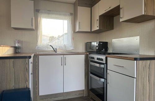 Clacton-on-Sea Cabin | 2br-sleeps6-wifi-freeparking-holidaypark