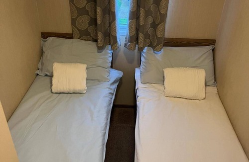 Clacton-on-Sea Cabin | 2br-sleeps6-wifi-freeparking-holidaypark