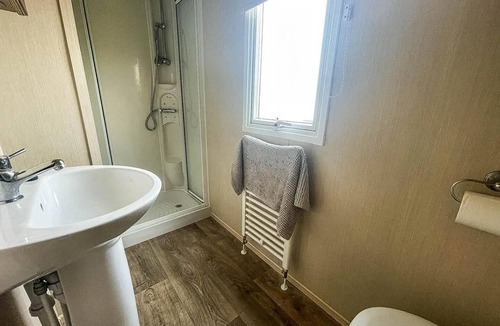 Clacton-on-Sea Cabin | 2br-sleeps6-wifi-freeparking-holidaypark