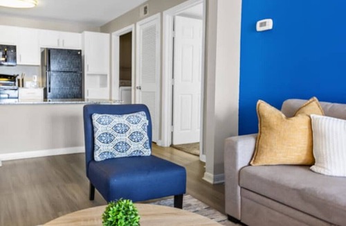 Pleasant Valley Apartment | 2BR Spacious Getaway Near Dwntown, Pool, UT Austin
