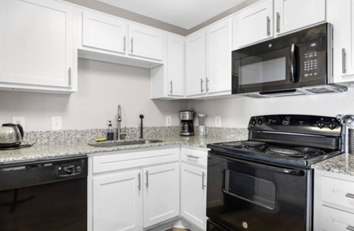 Pleasant Valley Apartment | 2BR Spacious Getaway Near Dwntown, Pool, UT Austin