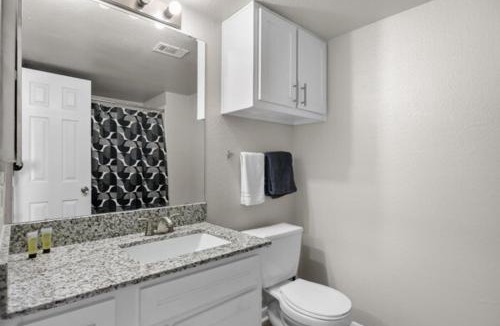 Pleasant Valley Apartment | 2BR Spacious Getaway Near Dwntown, Pool, UT Austin