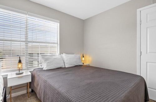 Pleasant Valley Apartment | 2BR Spacious Getaway Near Dwntown, Pool, UT Austin