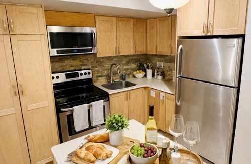 Brampton House | 2BR Suite | Near Pearson | Full Kitchen | Netflix