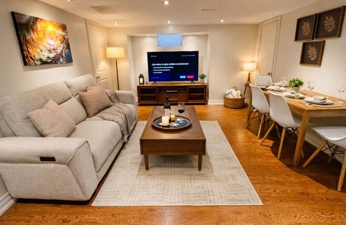 Brampton House | 2BR Suite | Near Pearson | Full Kitchen | Netflix