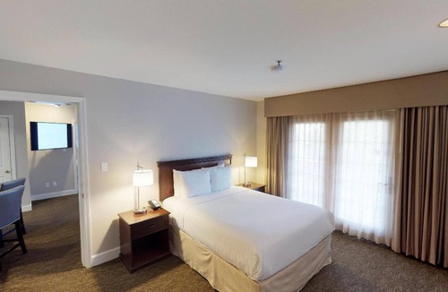 Brea Hotel | 2BR Suite with Full Kitchen near Brea Mall - 3.3 mi | Free Hot Breakfast, Pool