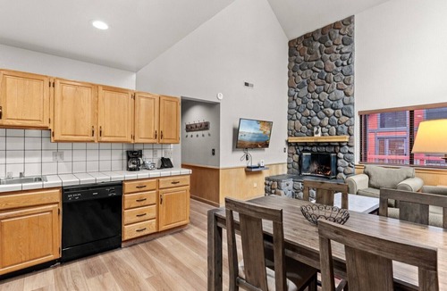 Tahoe Vista Condo | 2BR Tahoe Snowfall, Lake Mist & Crackling Fires