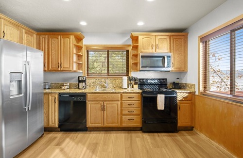 Tahoe Vista Condo | 2BR Tahoe Snowfall, Lake Mist & Crackling Fires