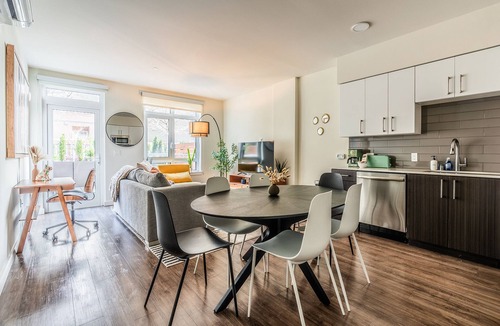West Bellevue Bed & Breakfast | 2BR TH | Gym, Balcony | Bellevue Parkside L