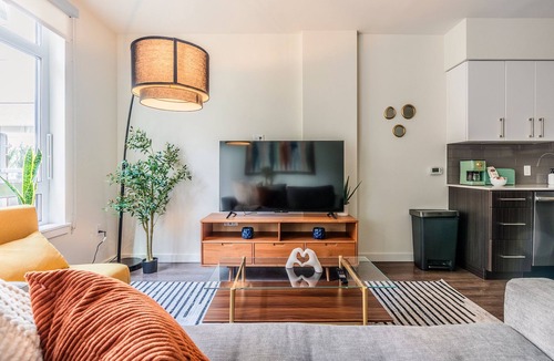 West Bellevue Bed & Breakfast | 2BR TH | Gym, Balcony | Bellevue Parkside M