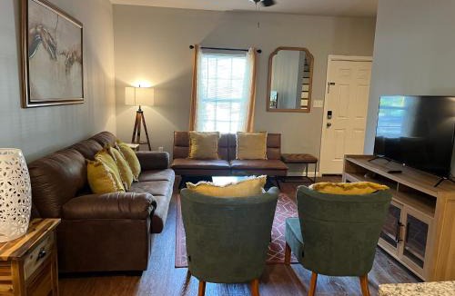 Valdosta Apartment | 2BR Townhome in Valdosta Private Convenient Spacious