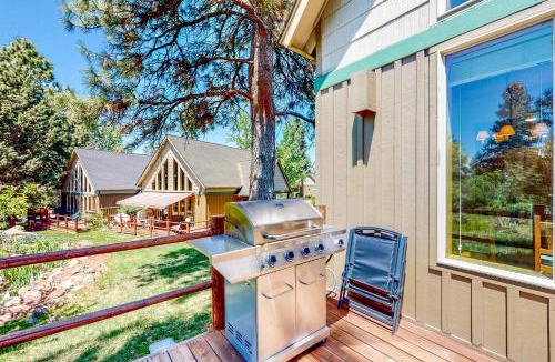 Klamath Falls House | 2BR Tree-Lined Cabin with Deck and Pool, Dog-Friendly