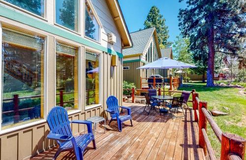 Klamath Falls House | 2BR Tree-Lined Cabin with Deck and Pool, Dog-Friendly