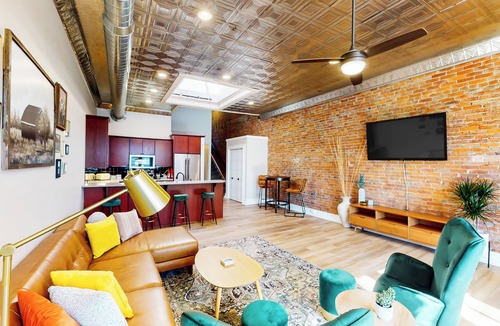 Muncie Apartment | 2BR Updated Dtwn Condo: Streaming, Patio, W & D