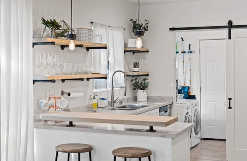 Central Sacramento House | 2BR Urban Retreat w/Netflix & Laundry, near DT Sac