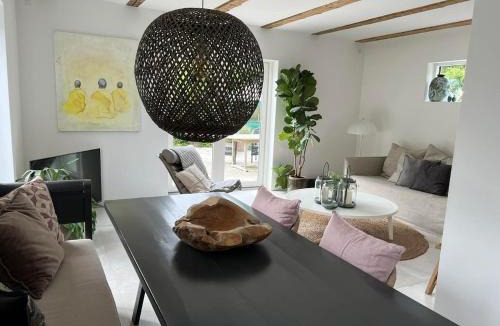 Dragor Villa | 2BR Villa Close to The Ocean And Airport