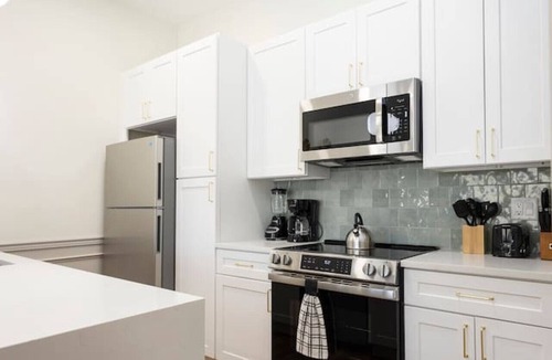 North Philadelphia West Apartment | 2BR w/Balcony| Fairmount Park | 10 mins to DT