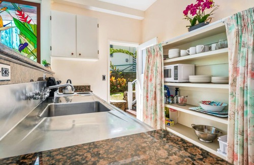 Manoa House | 2BR w/Diamond Head Views & Lanai