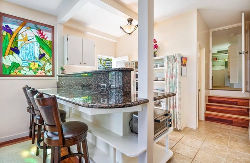 Manoa House | 2BR w/Diamond Head Views & Lanai