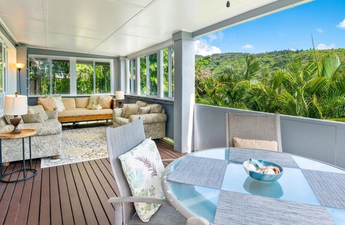 Manoa House | 2BR w/Diamond Head Views & Lanai