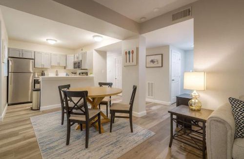 DeBaliviere Place Apartment | 2BR w King Bed Pool Steps to Forest Park CWE