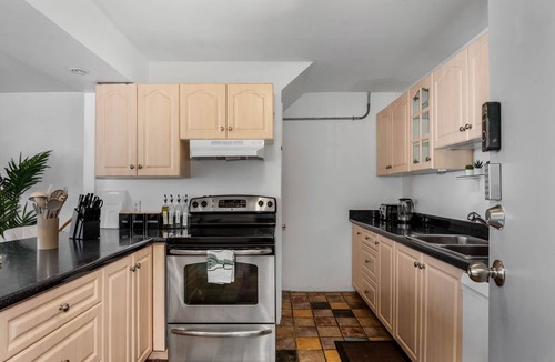 The Beaches Apartment | 2BR| Wifi| Workspace| Close to TTC| Parking